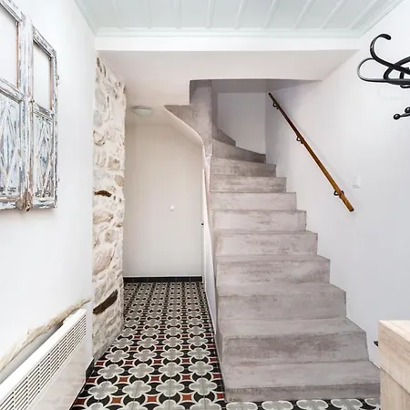 Restored 1902 Stone House With Superb Sea View Сasa de vacaciones